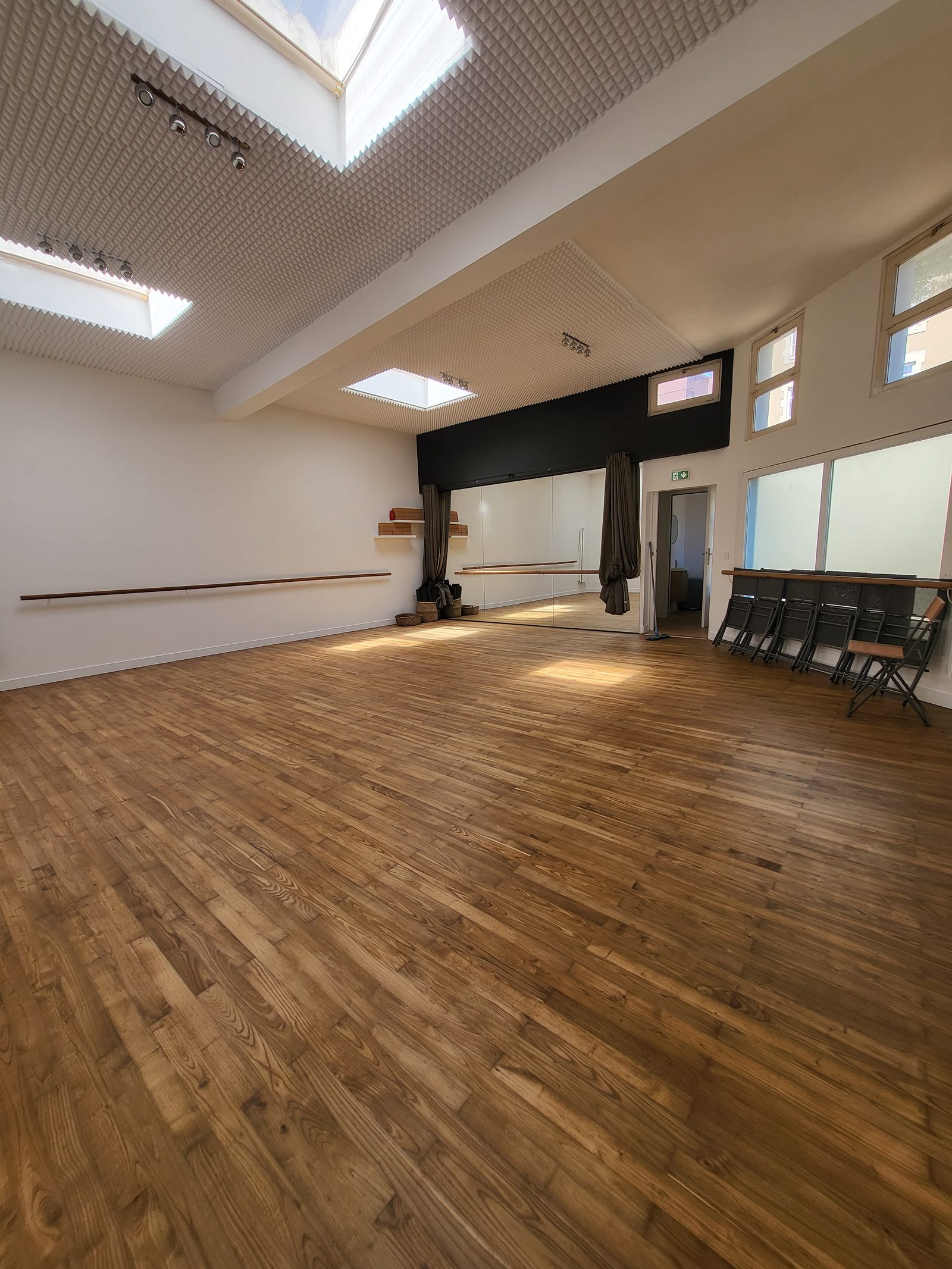 Salle du studio Selftape44 : parquet, miroirs, barre et verrière, 21 rue de la Bastille à Nantes